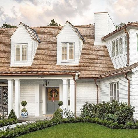 Kelly on Instagram: “Timeless Style & Design by @the_fox_group_ Happy Wednesday!🌿 #inspiringclassicstyle #curbappeal #interiorinspiration #southernliving…” Painted Brick House Exterior, The Fox Group, Timeless Decorating, Fox Group, Home Designs Exterior, Painted Brick House, Cedar Roof, Traditional Style Homes, Brick Exterior House