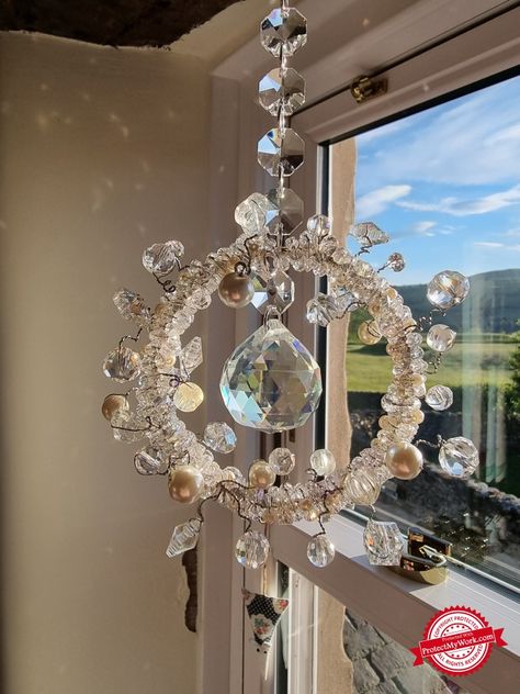 Chandelier Crystals Repurposed, Crystal Art Crafts, Recycled Cd Crafts, Old Chandelier, Crystal Suncatchers Diy, Suncatcher Diy, Chandelier Makeover, Hottest Christmas Gifts, Pretty Crafts