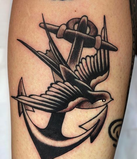 Vintage Tattoos: Inkings That Stand The Test Of Time – Self Tattoo Old Fashion Tattoos Men, Best Man Tattoo Ideas, Anchor Bird Tattoo, Anchor Swallow Tattoo, Swallow And Anchor Tattoo, Masculine Bird Tattoo, Swallow Bird Tattoo Traditional, Neo Traditional Black Tattoo, Neo Traditional Swallow Tattoo