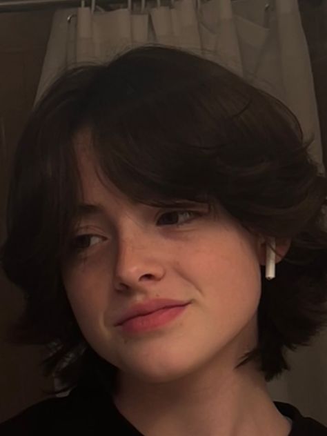 Tita Hairstyle, Fluffy Hair Round Face, Round Face Wavy Haircuts Short, Short Jaw Length Hair, Boyish Haircuts For Women, Short Fem Hairstyles, Short Hairstyle Gender Neutral, Short Hairstyles Middle Part, Short Haircuts Women Round Face