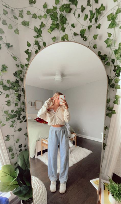 Full mirror vines and aesthetic outfit Aesthetic Room Mirror Ideas, Aesthetic Mirror Room Decor, Full Length Mirror Vines, Astheic Girls Room, Body Mirror Aesthetic Room, Big Aesthetic Mirror, Big Bedroom Mirrors, Full Length Mirror Pics, Big Cozy Bedroom Aesthetic