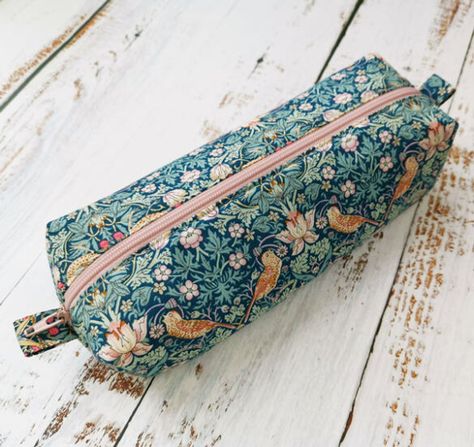 penalhus-sybloggen Syprosjekter For Nybegynnere, Diy Sy, Old Clothes, Jeans Bag, Sewing Gifts, Sewing Bag, Diy Bag, Quilting Designs, Small Bags