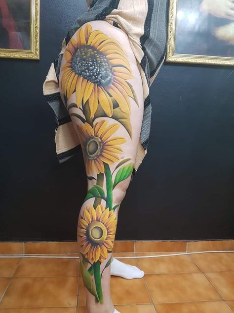 Sunflower Feet Tattoos, Sunflower Tattoo Dark Skin, Futuristic Tattoo, Sunflower Foot Tattoos, People Tattoos, Tattoo Queen, Tattoo Therapy, Black People Tattoos, Plant Tattoos