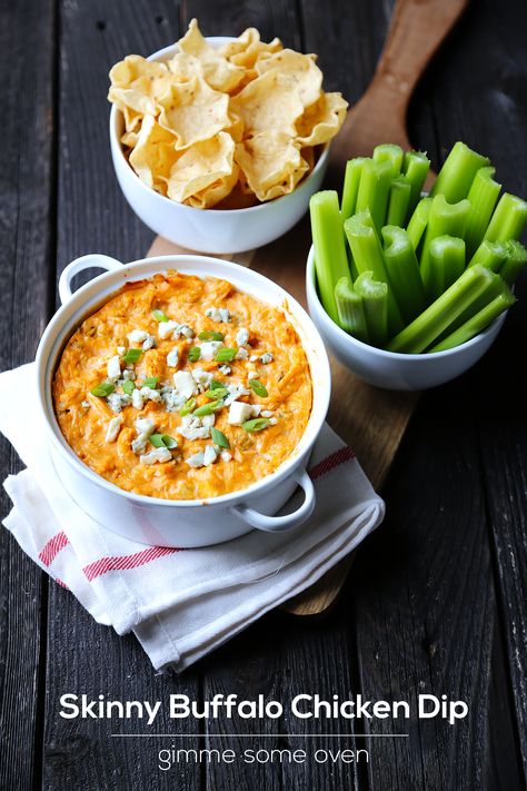 Skinny Buffalo Chicken Dip | gimmesomeoven.com Baked Buffalo Chicken Dip, Snacks Diy, Chips Dip, Chicken Dip Recipe, Buffalo Chicken Dip Recipe, Baked Buffalo Chicken, Cheesecake Dip, Dip Recipes Easy, Chicken Dip