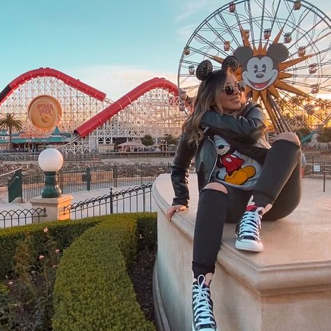 Disneyland Outfits Cold Weather, Disneyland Ootd Winter, California Adventures Outfits, Disneyland Jersey Outfit, Cold Disneyland Outfit, Outfit Para Disneyland, Poses At Disneyland, Outfit Para Disney, Disneyland Outfit Ideas Winter