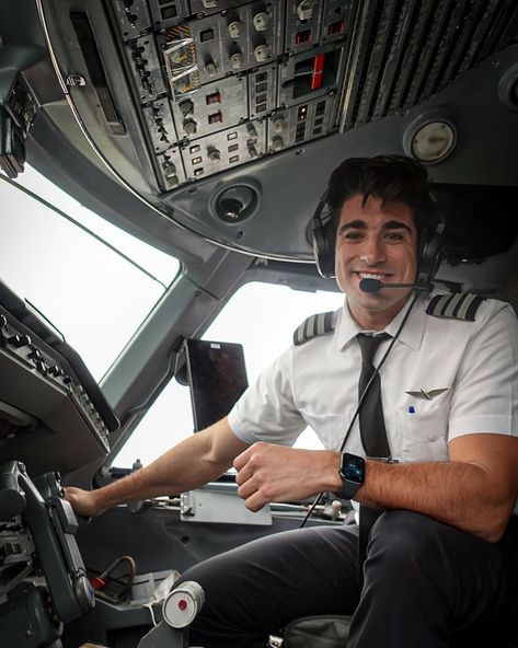 Pilot Uniform Men, Pilot Career, Pilot Uniform, Passport Card, Pilots Aviation, Delivery Pictures, Airline Pilot, Fly Guy