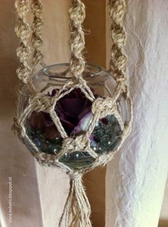 VanLiesbeth: Macramé plantenhanger maken. Macrame Plant Hanger Patterns, Makramee Diy, Macrame Owl, Macrame Curtain, Macrame Hanger, Homemade Decor, Macrame Plant Hangers, Macrame Ideas, Macrame Tutorial