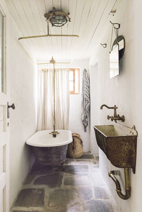 20 Best Farmhouse Bathroom Design Ideas - Farmhouse Bathroom Decor Cottage Bathroom Design Ideas, Rustic Farmhouse Bathroom Ideas, Tub Refinishing, Beach Lodge, Shiplap Bathroom, Rustic Bathroom Designs, Bad Inspiration, Cottage Bathroom, Vintage Bathrooms