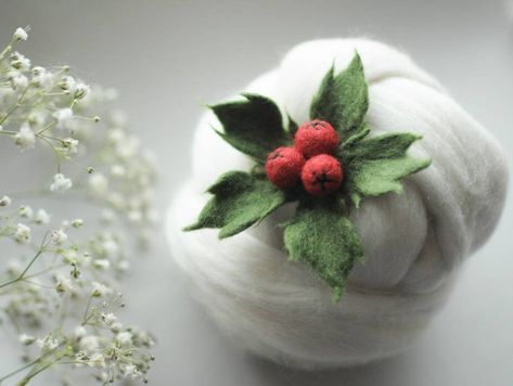 Felt Holly, Christmas Berries, Needle Felted Christmas, Leaf Ornament, Felt Christmas Decorations, Cream Flowers, Red Felt, Christmas Pins, Handcrafted Accessories