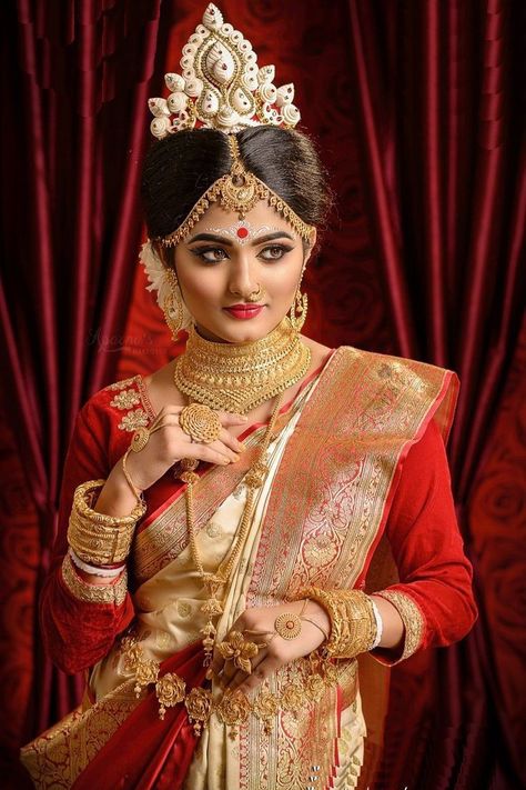 Bengali Bridal Look, Saree Colours, South Indian Bride Saree, Indian Bride Poses, Indian Bride Makeup, Indian Wedding Poses, Bengali Bridal Makeup, Indian Wedding Bride, Bride Photos Poses