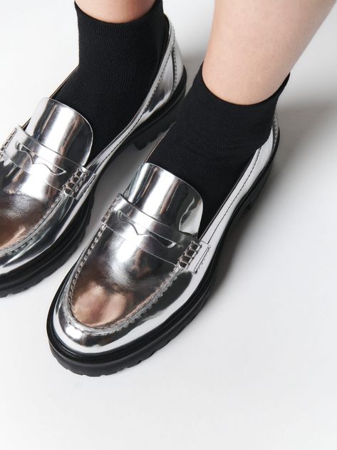 Chunky Loafers Outfit, Silver Loafers, Chunky Loafer, Slouch Jeans, Sustainable Shoes, Metallic Loafers, Loafers Outfit, Timeless Shoes, Sporty Sandal