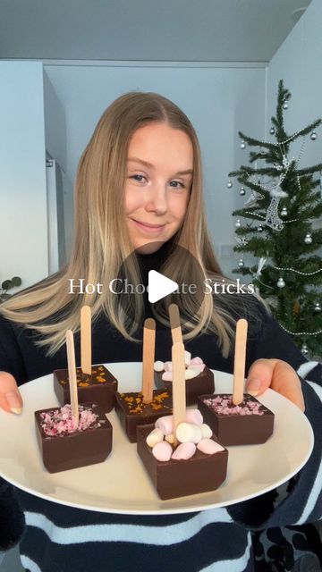 Selma | easy gluten free recipes on Instagram: "Homemade Hot Chocolate Sticks😍😍 These are a must try this Christmas🎄 They are a great gift idea too✨ My recipe Ebook is also a fun last minute gift idea for your foodie friends, link in my bio❤️
•
Ingredients:
300g / 10.5 oz. dark chocolate (I used 70% dark chocolate)
2 teaspoons coconut oil
Topping examples:
- orange zest
- mini marshmallows
- crushed candy cane
•
1. Melt the chocolate in the microwave with the coconut oil
2. Pour into a silicone ice cube tray
3. Add your toppings
4. Let set in the fridge for 2-3 hours
•
•
Inspired by @lovelydelites 😍😍
•
•
#homemadegifts #homemadegift #ediblegifts #hotchocolatesticks #hotchocolate #glutenfreerecipes #easyrecipes #easydesserts #easydessert #easydessertrecipe #christmastreats #christmasre Hot Chocolate Cubes Recipe, Hot Chocolate Sticks, Crushed Candy Cane, Easy Gluten Free Recipes, Chocolate Cube, Chocolate Sticks, Silicone Ice Cube Tray, Homemade Hot Chocolate, Foodie Friends