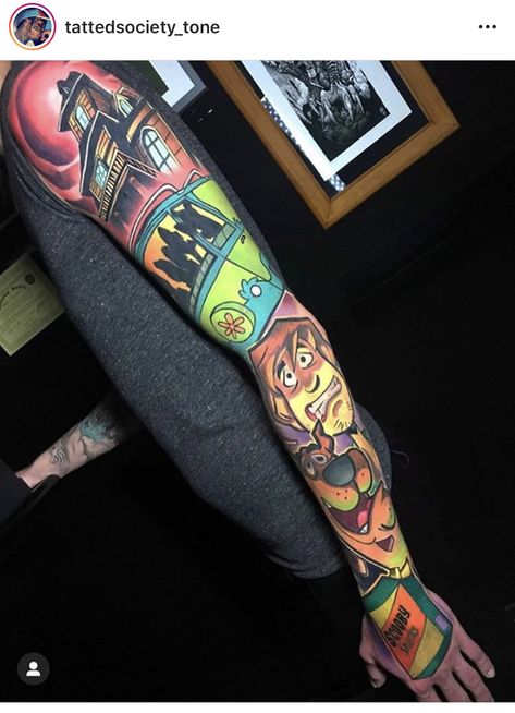 Color Sleeve Tattoos, Tato Artist, Cartoon Style Tattoos, Color Tattoo Sleeve, Scooby Doo Tattoo, Colorful Sleeve Tattoos, Disney Sleeve Tattoos, 90s Tattoos, Hyper Realistic Tattoo