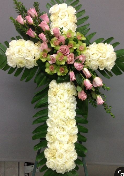 Diy Sympathy Flower Arrangements, Flower Arrangements Diy Artificial, فن النسيج, Dekoratívne Vence, Casket Flowers, Sympathy Arrangements, Church Flower Arrangements, Diy Arrangements, Memorial Flowers