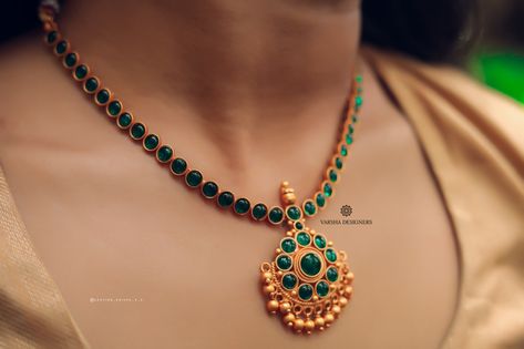 Simple Floral Gold Finish Emerald Necklace ~ South India Jewels Stone Attigai, Navarathna Necklace, Emerald Design, Necklaces Stone, Ikkat Blouse, Emerald Pendants, Ruby Necklace Designs, Jumka Earrings, Wedding Jewelry Sets Bridal Jewellery