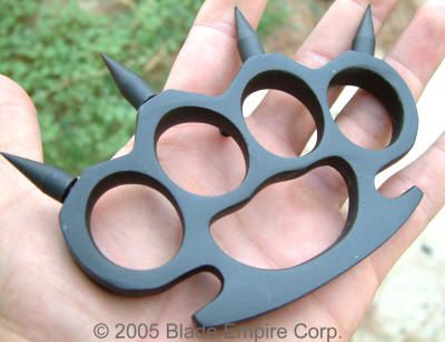 Push Dagger, Desain Pantry, Knuckle Duster, Pretty Knives, Cool Swords, Cool Knives, Dusters, Black And Brass, Tactical Gear