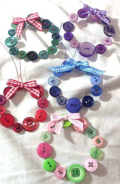 Button Wreaths, nice inspiration. could also put these on a christmas card to then be used as a decoration Button Wreaths, Buttons And Bows, Christmas Buttons, Navidad Diy, Christmas Things, Christmas Makes, Button Crafts, Ornament Crafts, Christmas Wreaths Diy