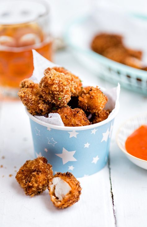 Celebrate National Fried Chicken day with Popcorn Chicken with hot chilli sauce. Finger lickin' good! Easy Delicious Chicken Recipes, Quick Stir Fry Recipes, National Fried Chicken Day, Chicken Popcorn, Recipes To Make For Dinner, Delicious Chicken Recipes, Chili Sauce Recipe, Mini Hamburgers, Hot Chili Sauce