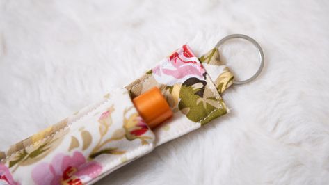 Diy Chapstick Holder, Diy Chapstick, Diy Sewing Gifts, Bazaar Crafts, Chopstick Holder, Lip Balm Holder, Diy Bags Purses, Jean Crafts, Beginner Sewing Projects Easy