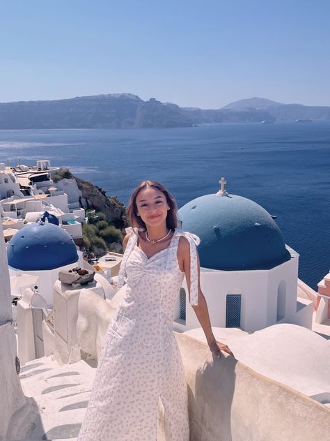 girl in white floral maxi dress in santorini greece Greece Girl Aesthetic, Greece Pics, Santorini Greece Photo Ideas, Santorini Greece Photoshoot, Photoshoot In Santorini, Greece Blue Aesthetic, Santorini Greece Dress Photography, Greece Girl, Greek Beauty