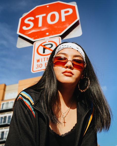 Sunglass Model Poses, Street Style Pictures, Accessories Model Poses, Retro Urban Fashion, 90s Style Photography, Y2k Street Photoshoot, Y2k Outdoor Photoshoot, Urban Outfitters Photoshoot, Y2k Photoshoot Poses