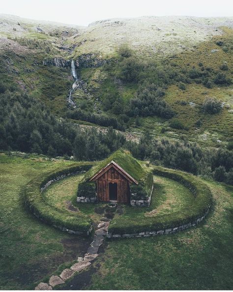 Þjóðveldisbærinn Stöng, Iceland. #aroundtheworldpix Photography by @lennart #iceland #green #farm #gameofthrones #travel #epic Garden Cottage, Cabins In The Woods, Nature Aesthetic, Pretty Places, Fantasy Landscape, Abandoned Places, Beautiful World, In The Middle, Beautiful Landscapes