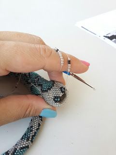 Tree Snake, Diy Bag Strap, Crochet Snake, Beaded Snake, Bead Crochet Patterns, Wire Jewelry Tutorial, Beads Pictures, Bead Charms Diy, Seed Bead Patterns