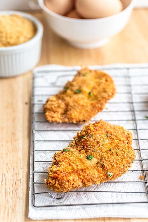 We love using Panko Breadcrumbs to coat our fried chicken! They have the perfect mix of aesthetics and flavor!  #panko #pankobreadcrumbs #friedchicken Breaded Chicken Without Egg, Panko Fried Chicken, Panko Chicken Tenders, Panko Recipes, Chicken Dishes For Dinner, Deep Fried Chicken, Chicken Grill, Homemade Fried Chicken, Panko Chicken