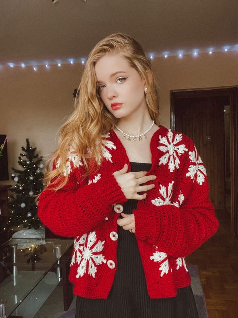 Christmas Granny Square Cardigan, Crochet Christmas Jumper Pattern Free, Crochet Snowflake Sweater, Christmas Cardigan Crochet, Christmas Crochet Cardigan, Crochet Christmas Jumper, Christmas Crochet Clothes, Crochet Christmas Sweater Pattern, Christmas Cardigan Outfit