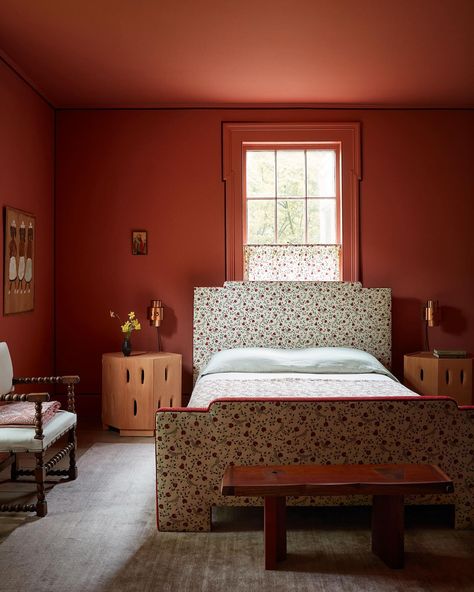 Studio Giancarlo Valle (@studiogiancarlovalle) • Instagram photos and videos Giancarlo Valle, Dark Paint Colors, Red Bedroom, Bedroom Red, Green River, Box Houses, English Design, Residential Interior, Architectural Digest