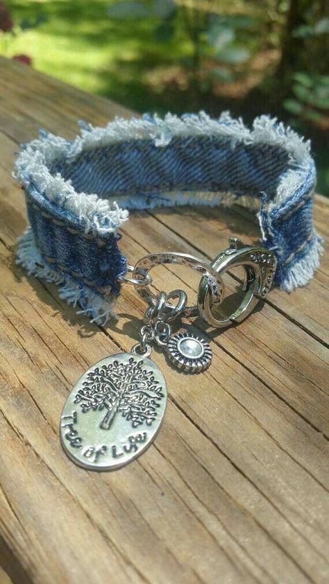 Manset Lengan, Denim Bracelet, Boho Jewelry Diy, Vintage Jewelry Diy, Denim Crafts Diy, Ornaments Homemade, Blue Jeans Crafts, Folded Fabric, Fabric Bracelets