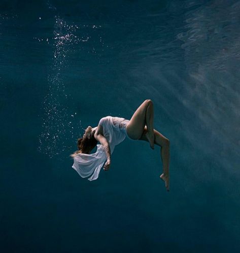 Someone Falling, Underwater Drawing, Underwater Photoshoot, Human Photography, Underwater Pictures, Treading Water, Underwater Painting, Water Drawing, Underwater Photos