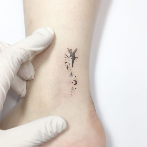 Small Fairy Tattoos, Classy Tattoos For Women, Ankle Tattoos For Women, Fairy Tattoo Designs, Foot Tattoos For Women, Shape Tattoo, Tattoo Zeichnungen, Small Tattoo Ideas, Sweet Tattoos