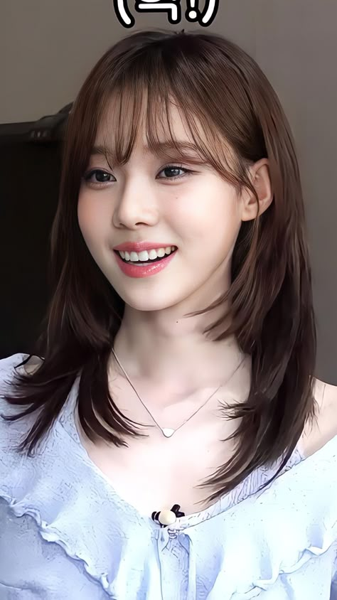 DON'T REPOST ❗ Kpop Layered Haircut, Kpop Idol Makeup, Idol Makeup, Kim Winter, Layered Hair With Bangs, Korean Hair, Hair Tips Video, Shorter Hair, Kpop Music