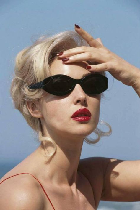 80s Sunglasses, Italian Actress, Wearing Sunglasses, Monica Bellucci, Vintage Eyewear, Red Lipstick, The Villain, Sunglasses Vintage, Square Sunglasses Women