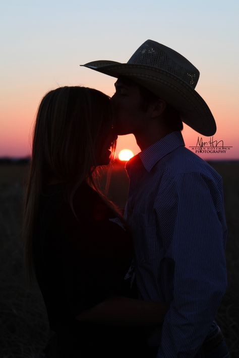 #Sunset #MeganHoffmann #JuStCountRy #TrueLove #RaNchLife #horses #CedarCreekTexas #TexasBoRnAndRaiSed #AngelCaprice #AngelCapriceWright💋 Country Couple Photos, Country Couple Pictures, Country Couple, Foto Cowgirl, Shooting Couple, Cute Country Couples, Western Photo, Country Couples, Photography Couples