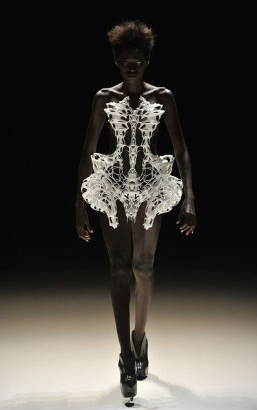 Dutch designer Iris Van Herpen's skeleton dress from fall/winter 2011 collection. Skeletal Dress, Haute Couture Style, Skeleton Dress, 3d Printing Fashion, Sculptural Fashion, Iris Van Herpen, 3d Fashion, Technology Fashion, Couture Mode