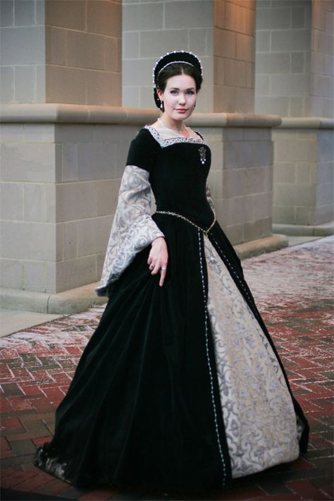 Anne Boleyn Tudor Gown, Tudor Dress, Tudor Fashion, Tudor Costumes, Medieval Gown, Fest Outfits, Period Dress, Anne Boleyn, Medieval Dress