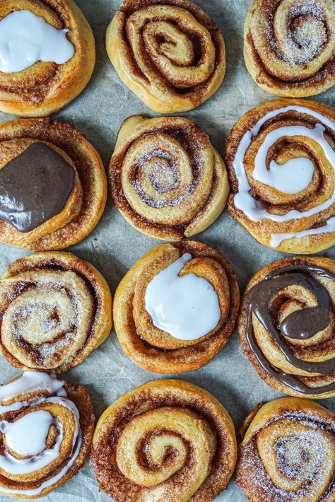 Kanelsnegle (Danish Cinnamon Rolls) Scandinavian Cinnamon Rolls, Danish Cinnamon Rolls, Danish Cinnamon Buns, Danish Dishes, Cinnamon Danish, Biscuit Cinnamon Rolls, Danish Dessert, Danish Bakery, Danish Recipes