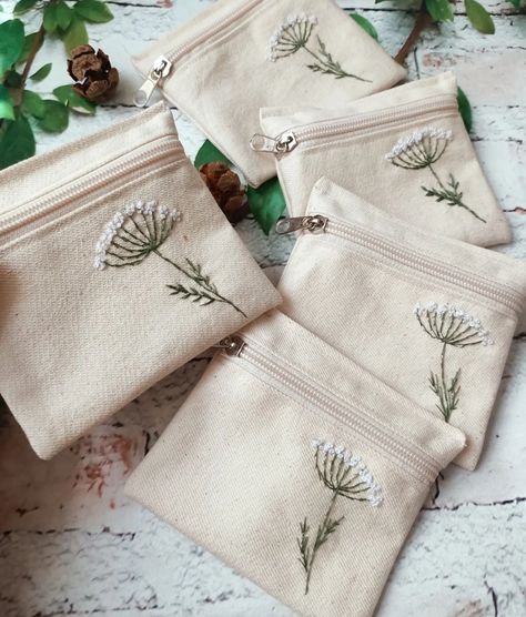 Embroidery Wallet, Simple Hand Embroidery Patterns, Sewing Circles, Sarah Kay, Embroidery Bags, Pencil Art Drawings, Hand Embroidery Patterns, Pouch Bag, Embroidery Flowers