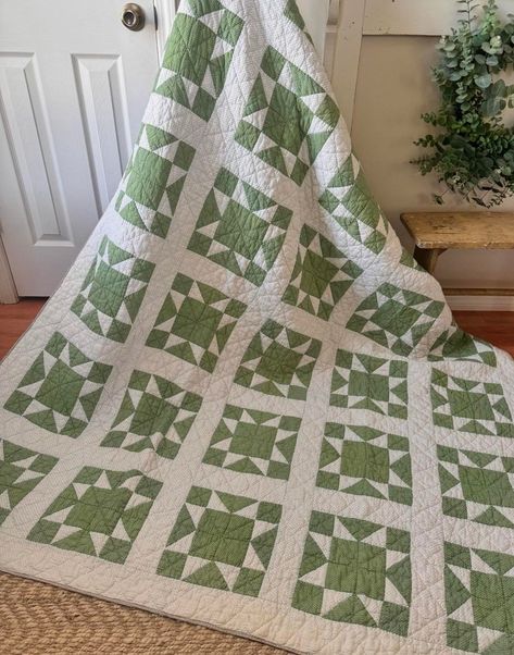 Quilting Cotton Projects, Green And White Quilt, How To Quilt For Beginners, Green Quilts Ideas, Quilt Ideas Patterns, Green Patchwork Quilt, Quilting Decor, Blue And White Quilts, Minimalist Quilt