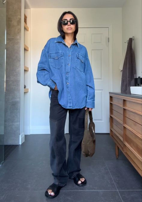 Jean And Button Up Shirt Outfit, Denim Long Sleeves Outfit Women, Scandi Spring Style, 60 70 Degree Weather Outfit, 60 Degree Weather Outfit Winter, Jeans And Long Sleeve Shirt Outfits, Oversized Jean Shirt Outfits, 70 Degree Weather Outfit Casual, Denim Button Up Shirt Outfit