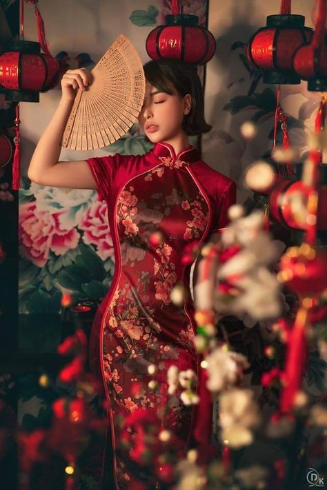 Chinese New Year Dress, Asian Wedding Decor, Chinese Traditional Dress, Creative Fashion Photography, Chinese Style Dress, Hxh Characters, Qipao Dress, Cheongsam Dress, Heritage Fashion