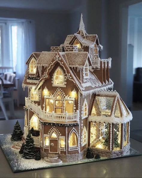 Snow Fireplace, Cardboard Gingerbread House, Homemade Gingerbread House, Gingerbread Castle, Gingerbread House Patterns, Cool Gingerbread Houses, Gingerbread House Template, Make A Gingerbread House, Gingerbread House Designs