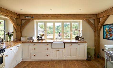 #oak #oakframe #timber #timberframe #kitchen #modern #traditional #interior #interiorhouse Timberframe Kitchen, Kitchen Cosy, Farm Kitchens, Timber Frame Kitchen, Frame Inspiration, Kitchen Oak, Frame Kitchen, Oak Frame House, Oak Framed Buildings