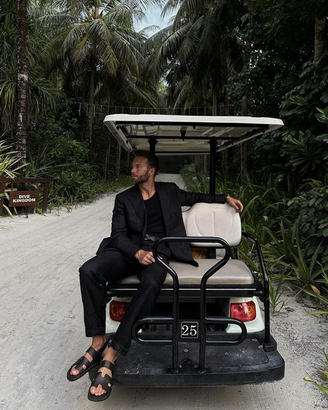 Erik Forsgren on Instagram: “Jungle attire, linen edition. 🌴🖤” Hermes Men Sandals, Bottega Veneta Sandals Outfit, Hermes Sandals Men, Hermes Sandals Outfit, Erik Forsgren, Black Sandals Outfit, Hermes Sandals, Preppy Men, Mens Travel