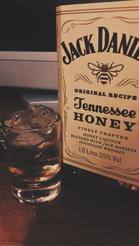 Jack Daniels Aesthetic, Whisky Wallpaper, Jack Daniel Aesthetic, Jack Daniels Wallpaper, Food Prank, Jack Daniels Drinks, Whisky Jack Daniels, Food Pranks, Whisky Jack