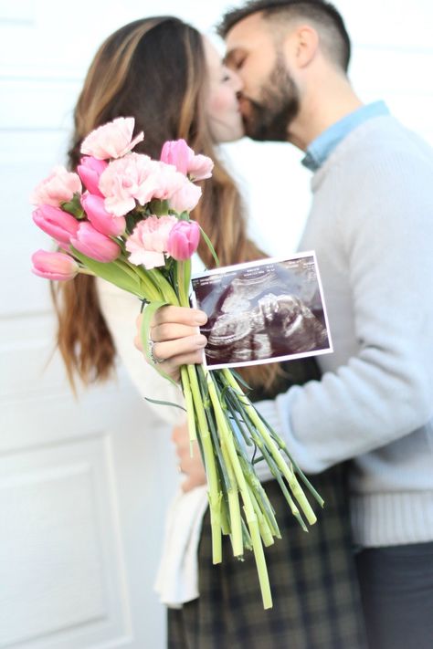 Pink And Blue Flowers Gender Reveal, Gender Reveal Photo Announcement, Gender Photo Announcement, Gender Reveal Ideas Pictures, Gender Reveal Photoshoot Flowers, Tulip Pregnancy Announcement, It’s A Girl Announcement Ideas, Flower Bouquet Gender Reveal, Gender Reveal Post Photo Ideas