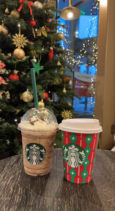 Christmas starbucks Starbucks Christmas Aesthetic, Starbucks Drinks Christmas, Starbucks Christmas Drinks, Preppy Xmas, Youtube Pfp, Starbucks Hot Chocolate, Starbucks Holiday Drinks, Christmas Starbucks, Café Starbucks