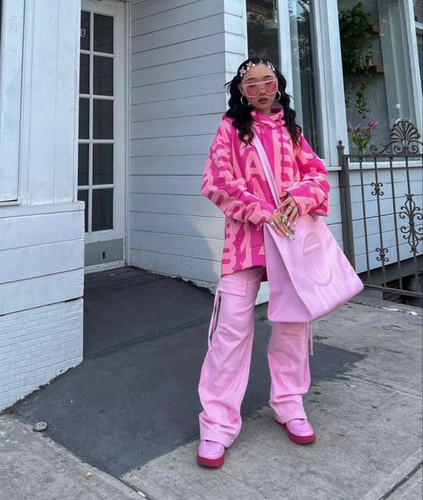 Pink Accessories Outfit, Monochromatic Outfit Pink, Monochromatic Outfit Street Style, Monochromatic Outfit Winter, Dopamine Outfits, Pink Monochromatic Outfit, Pink Monochrome Outfit, Monochromatic Outfit Aesthetic, Barbiecore Outfit